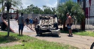 Carro sai da pista, capota e atropela pedestre em Tramandaí; três pessoas ficaram feridas