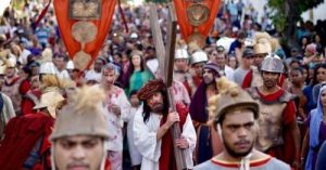 65ª edição da Paixão de Cristo do Morro da Cruz ocorre nesta sexta; veja a programação