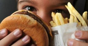 Crianças brasileiras estão mais altas e mais obesas, revela estudo