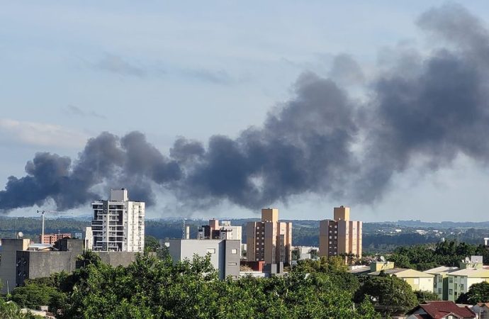 Incêndio atinge indústria de metais de Alvorada