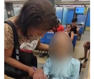 VÍDEO: Mulher leva cadáver em cadeira de rodas a banco para fazer empréstimo de R$ 17 mil