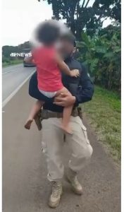 VÍDEO: PRF encontra criança de 4 anos de fralda caminhando ao lado de uma Rodovia em GO