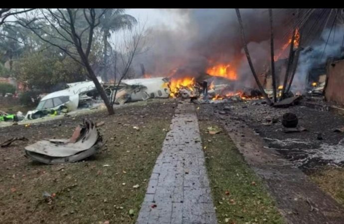 vídeo: TRAGÉDIA: Avião com 62 pessoas a bordo cai em Vinhedo, no interior de SP; vídeo mostra queda