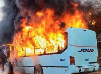 Ônibus articulado incendeia em avenida no Centro de Porto Alegre